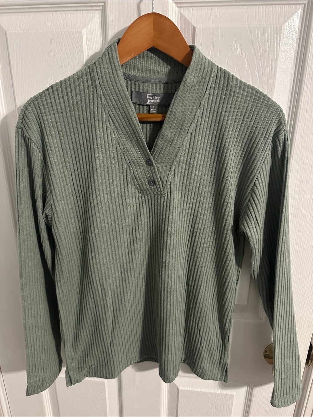 Berkeley Jensen Women's Ribbed V-Neck Sweater in Sage Green